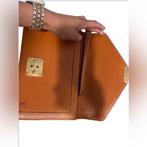 LOUIS VUITTON CLUTCH BAG SELLIER DRAGONNE BROWN EPI WITH KEY🌟 AUTHENTIC 🌟 - Picture 4 of 16